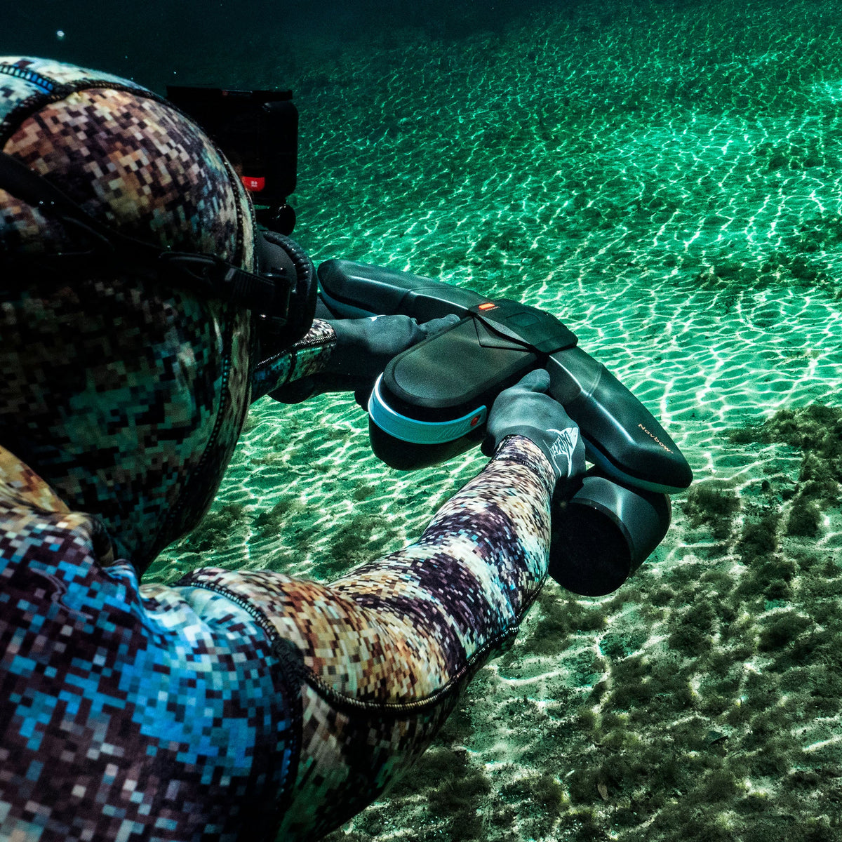 Sublue Navbow+ Underwater Scooter — OLED Display, Action-Cam Mount