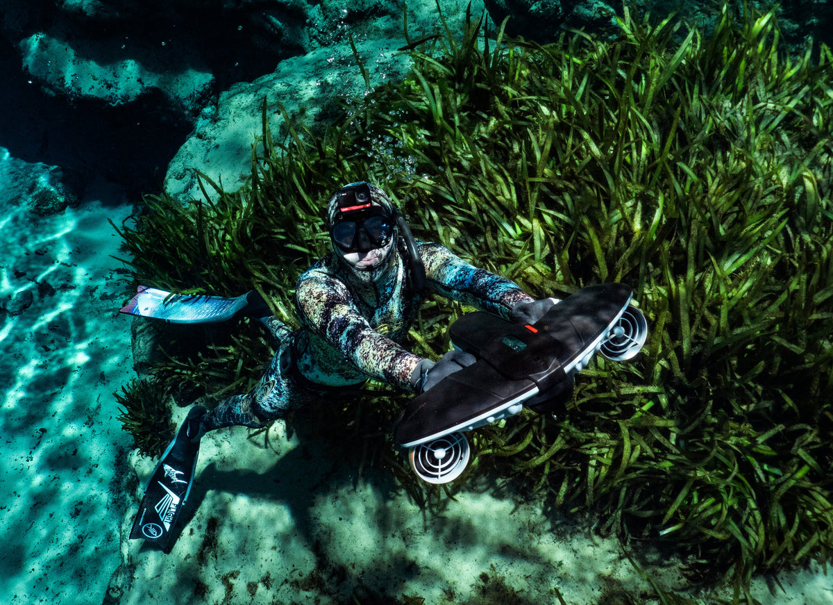 Sublue Navbow+ Underwater Scooter — OLED Display, Action-Cam Mount